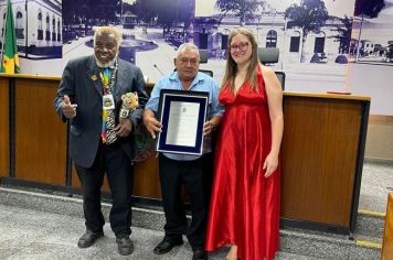 Foto - Servidores municipais recebem homenagem na Câmara
