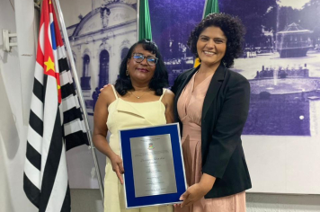Câmara entrega Título de Cidadã Caçapavense a Lauriene Silva dos Santos