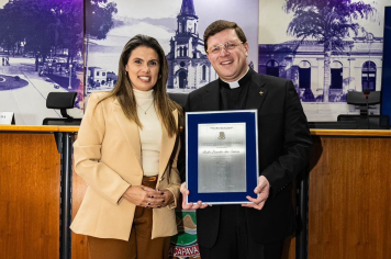 Câmara realiza homenagem ao Padre Leandro com entrega de Diploma de Honra ao Mérito