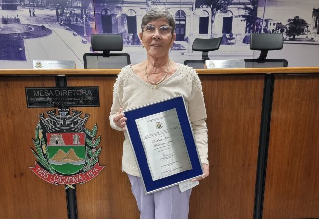 Educadora Elizabeth Amaral Palmeira Santos recebe honra ao mérito