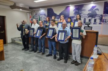 Foto - Servidores municipais recebem homenagem na Câmara