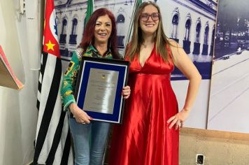 Foto - Servidores municipais recebem homenagem na Câmara