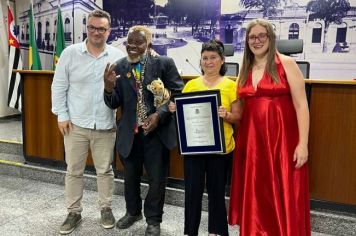 Foto - Servidores municipais recebem homenagem na Câmara