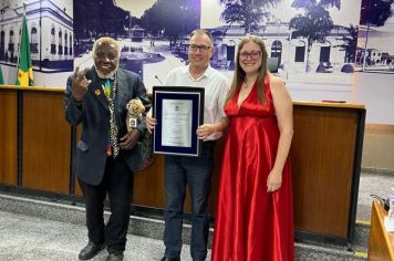 Foto - Servidores municipais recebem homenagem na Câmara