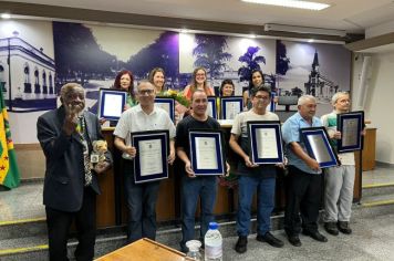 Foto - Servidores municipais recebem homenagem na Câmara