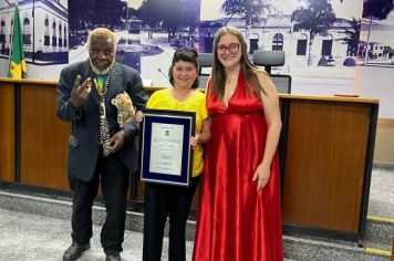 Foto - Servidores municipais recebem homenagem na Câmara