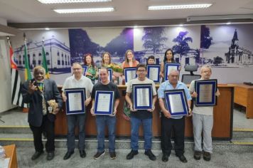 Foto - Servidores municipais recebem homenagem na Câmara