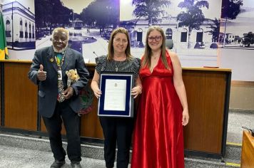 Foto - Servidores municipais recebem homenagem na Câmara