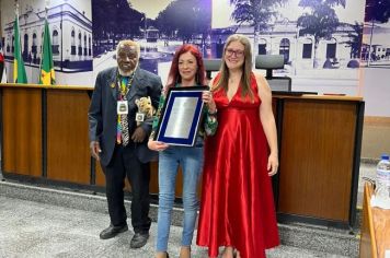 Foto - Servidores municipais recebem homenagem na Câmara