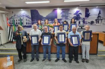 Foto - Servidores municipais recebem homenagem na Câmara