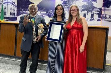 Foto - Servidores municipais recebem homenagem na Câmara